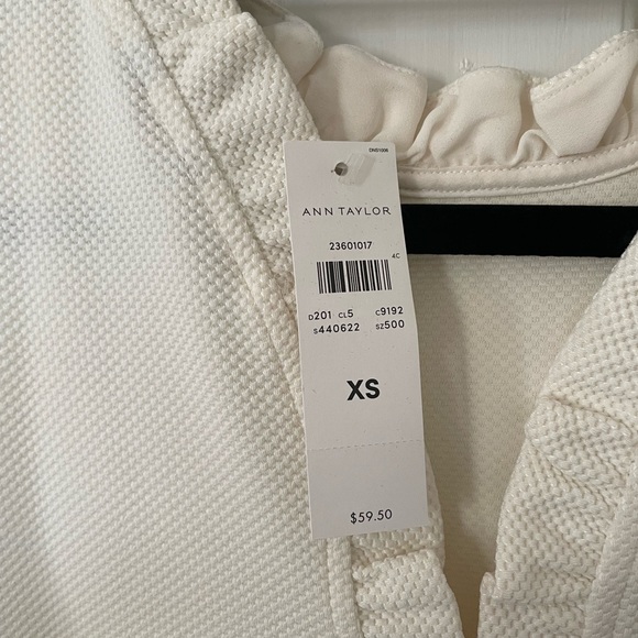 NWT Ann Taylor Ruffle VBack Top Ivory XS - Picture 3 of 3